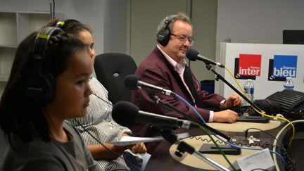 Jacques Volcouve, spécialiste des Beatles, a répondu à des questions d'enfants, depuis un studio de Radio France.&nbsp;&nbsp; (E. Faure / franceinfo junior)