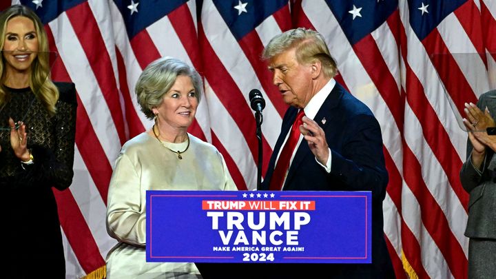 Donald Trump aux côtés de sa directrice de campagne Susie Wiles, le 6 novembre 2024, à West Palm Beach (Floride). (JIM WATSON / AFP)