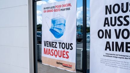 Une affiche de prévention contre le Covid-19 à Dinan (Côtes-d'Armor), le 3 août 2020.&nbsp; (MARTIN BERTRAND / HANS LUCAS / AFP)