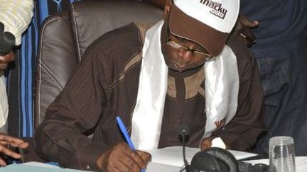 Le ministre sénégalais du Tourisme, le chanteur Youssou N'dour, signe la plateforme des femmes pour la paix en Casamance, à Ziguinchor, le 17 mars 2012. (AFP/SEYLLOU )