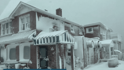 La tempête hivernale historique continue de balayer le centre et l’est des États-Unis, lundi 26 décembre. Le blizzard a figé de nombreuses villes dans la glace, causant la mort d’au moins 47 personnes. (CAPTURE ECRAN FRANCE 3)