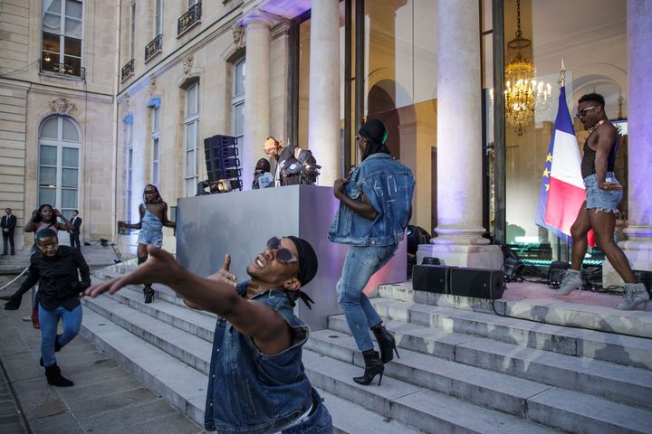 DJ Kiddy Smile et des danseurs sur le perron de l'Elysée pour la Fête de la musique (21 juin 2018)
 (Christophe Petit Tesson / pool / AFP)