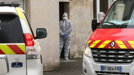 Intervention des services d'urgence liée à l'épidémie de coronavirus, le 2 mars 2020 à la maison de retraite&nbsp;Etienne Marie de la Hante à Crépy-en-Valois. (FRANCOIS NASCIMBENI / AFP)