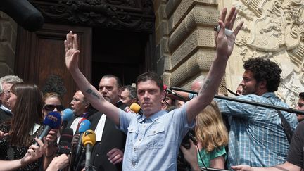 Daniel Legrand manifeste sa joie apr&egrave;s son acquittement, le 5 juin 2015, &agrave; Rennes (Ille-et-Vilaine). (DAMIEN MEYER / AFP)