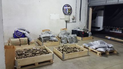 Saisie d'une tonne de cannabis dimanche 25 août à Angerville dans l'Essonne. (TWITTER GENDARMERIE NATIONALE)