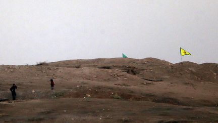 &nbsp; (Un drapeau kurde sur une colline à l'ouest de Kobané © REUTERS | Umit Bektas)