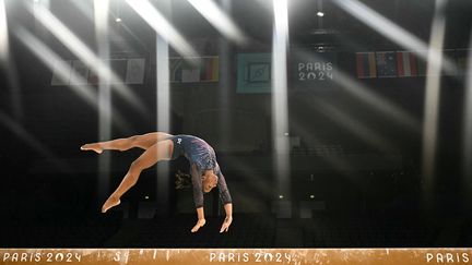 L'Américaine Simone Biles participe à une séance d'entraînement de gymnastique artistique  à l'Arena Bercy à Paris le 25 juillet 2024, avant les Jeux Olympiques de Paris 2024. (LOIC VENANCE / AFP)