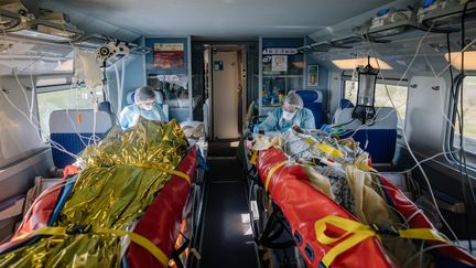 Le train de l'espoir. Paris,10 avril 2020. Laurence Geai est à bord d'un TGV transportant des vicitimes du Covid-19 en direction de Bordeaux. Les patients sont placés au rez-de-chaussée de la rame.Tous sont intubés. L'électricité dans un train est discontinu. Ils sont&nbsp; branchés à un générateur qui prend le relais lorsque l'électricité se coupe.
 (LAURENCE GEAI)