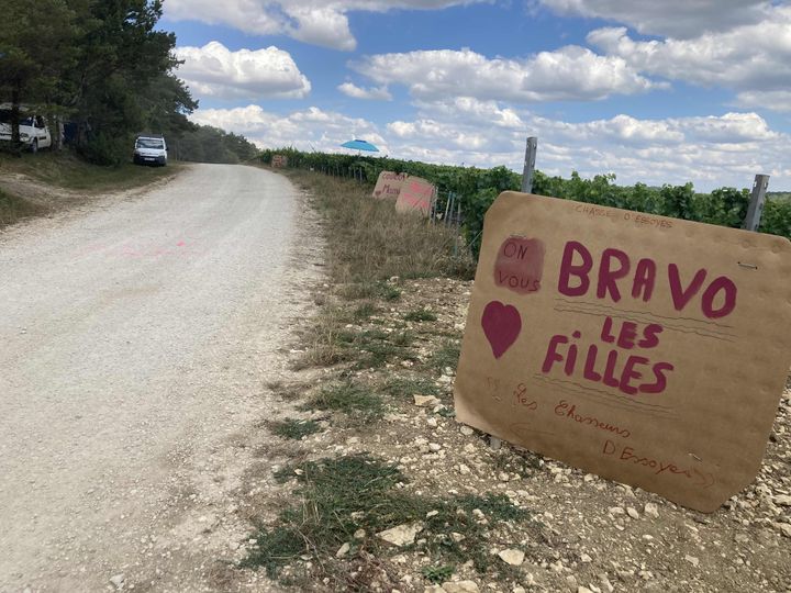 Les vignes de l'Aube étaient décorées pour l'occasion, lors de la 4e étape du Tour de France femmes, le 27 juillet 2022. (Adrien Hémard-Dohain)