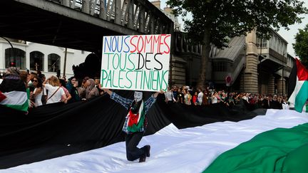 Un manifestant brandit une pancarte lors d'un rassemblement pro-Gaza, le 19 juillet 2014, &agrave; Paris.&nbsp; (FRANCOIS GUILLOT / AFP)