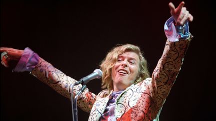 David Bowie se produit sur la scène du festival de Glastonbury (Royaume-Uni), en 2000. (JULIAN MAKEY / REX / SIPA)