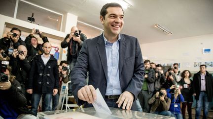 &nbsp; (Le dirigeant de Syriza, Alexis Tsipras, qui pourrait devenir Premier ministre de la Grèce, a voté dimanche matin dans la banlieue d'Athènes © Maxppp)