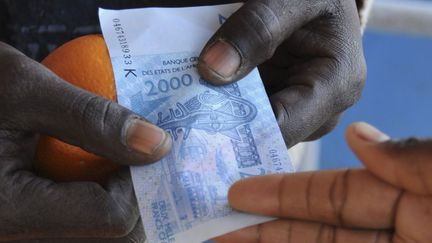 Echange de francs CFA sur le marché de Dakar. (Reuters/ STR New)