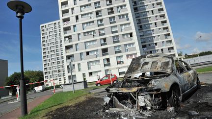  (© Maxpp - Voiture brûlee suite aux émeutes de la veille dans les quartiers d'Amiens-nord)