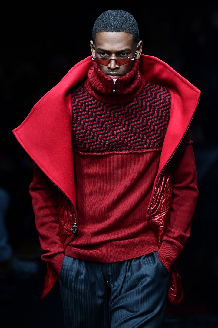 Graphique et énergique, une des silhouettes de la collection Armani lors des défilés automne/hiver 2020/21 à Milan le 11 janvier 2020. (MIGUEL MEDINA / AFP)