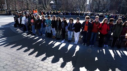 Des lycéens manifestent contre les armes à feu, le 14 mars 2018 à Washington (Etats-Unis). (TIMOTHY A. CLARY / AFP)