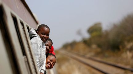 le moyen de transport préféré d’une grande majorité des Zimbabwéens était le train. Mais la situation économique du pays, après des décennies sous la direction de l'ancien président Robert Mugabe, s’est considérablement dégradée.
 (Siphiwe Sibeko / REUTERS)