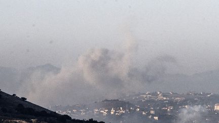 De la fumée s'échappe de la ville de Blida après un bombardement israélien, le 8 octobre 2024 dans le sud du Liban. (MOSTAFA ALKHAROUF / ANADOLU AGENCY / AFP)