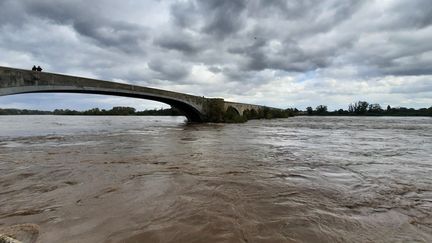 Le Rhône en crue à Pont-Saint-Esprit, 17 octobre 2024. (GRÉGORY JULLIAN / FRANCE BLEU GARD LOZÈRE)