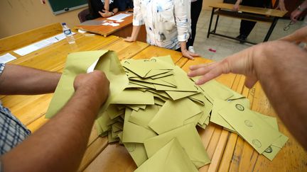 Des&nbsp;assesseurs dépouillent des bulletins de vote à Duzce (Turquie), dimanche 24 juin 2018. (OMER URER / ANADOLU AGENCY / AFP)