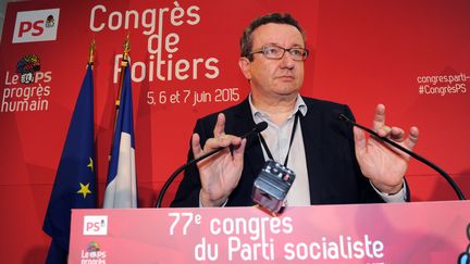 Le d&eacute;put&eacute; Christian Paul s'exprime face &agrave; la presse lors du congr&egrave;s du PS &agrave; Poitiers (Vienne), le 5 juin 2015. (MEHDI FEDOUACH / AFP)