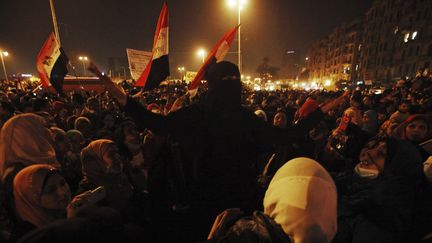 Sur la place Tahrir, au Caire (Egypte), des manifestantes scandent des slogans contre le mar&eacute;chal Tantaoui, qui a annonc&eacute; une s&eacute;rie de d&eacute;cisions pour calmer la col&egrave;re de la rue, le 22 novembre 2011. (MOHAMED ABD EL-GHANY /&nbsp;REUTERS)