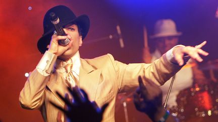 Prince improvise un petit boeuf après son concert à guichet fermé du Montreux Jazz Festival (Suisse), le 17 juillet 2007. (FABRICE COFFRINI / AFP)