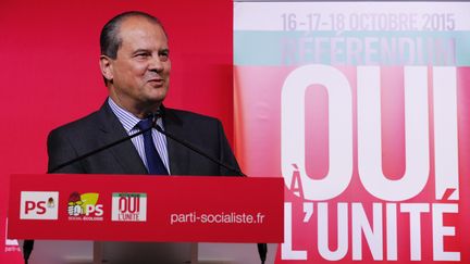 Jean-Christophe Cambad&eacute;lis, le premier secr&eacute;taire du PS, lors d'une conf&eacute;rence de presse, &agrave; Paris, &agrave; l'issue du "r&eacute;f&eacute;rendum" du parti sur l'unit&eacute; de la gauche lors des &eacute;lections r&eacute;gionales, le 18 octobre 2015. (FRANCOIS GUILLOT / AFP)