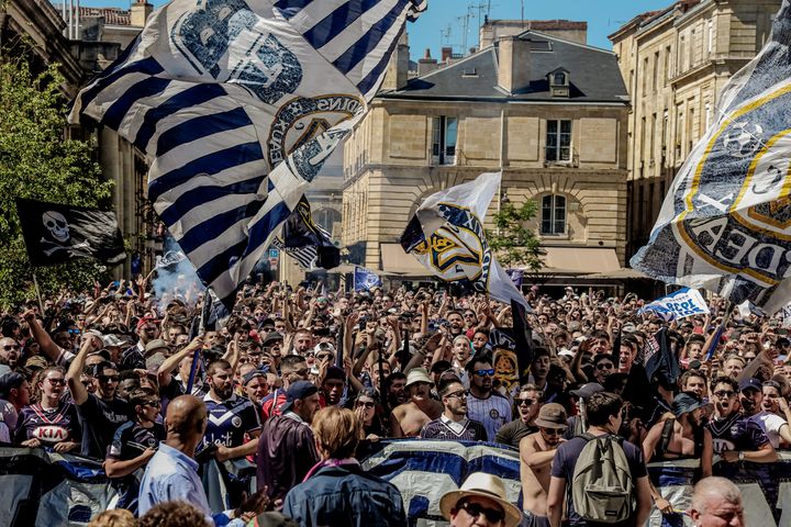 Plusieurs milliers de supporters des Girondins ont manifesté dans le centre-ville de Bordeaux, le 9 juillet 2022, peu après la confirmation en appel de la relégation du club en National 1. (MAXPPP)