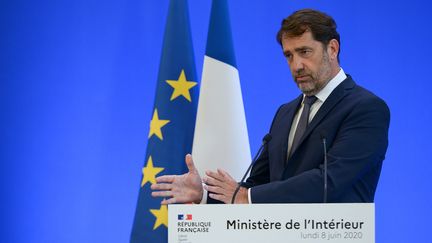 Le&nbsp;ministre de l'Intérieur, Christophe Castaner, s'exprime lors d'une conférence de presse sur les violences policières, le&nbsp;8 juin 2020, à Paris.&nbsp; (ISA HARSIN / AFP)