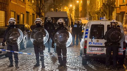 Des policiers belges positionnés à Molenbeek (Belgique), le 18 mars 2016.). (GEERT VANDEN WIJNGAERT / AP / SIPA)