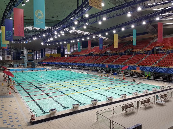 La piscine olympique vieille de 44 ans parait neuve. (CECILIA BERDER / FRANCEINFO / RADIO FRANCE)