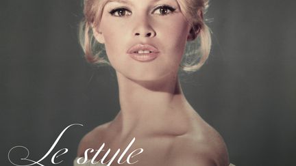 Ce bel album richement illustré, auquel Brigitte Bardot est associée, évoque ses relations privilégiées avec la mode, tout au long de sa vie. On lui doit : les ballerines, les jupes amples, les tricots moulants, le tissu vichy, les robes gitanes… pour une désinvolture toujours chic et altière. Le livre est composé d’une interview et d’un portfolio de photographies retraçant le style caractéristique de BB depuis la fin des années 50. C’est un témoignage en images, réalisé grâce à la complicité qui l’unit à l’auteur, Henry-Jean Servat. Il montre des tenues des grands couturiers français -Dior, Balmain, Cardin, Paco Rabanne- qu’elle a portées dans ses films et dans la vie, notamment lors de réceptions avec la reine d’Angleterre, le général de Gaulle ou lors de visites aux Etats-Unis. Il a publié plusieurs livres sur la comédienne et a également été commissaire d’expositions sur Brigitte Bardot. Le style Bardot" de Henry-Jean Servat. Editions Flammarion. 39,90 euros.
 (Editions Flammarion)