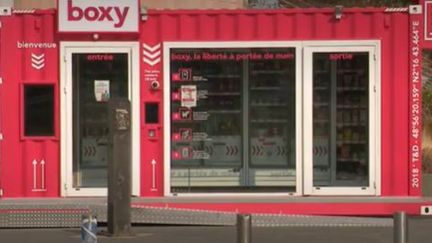 Au port de Gennevilliers (Hauts-de-Seine), un conteneur sert de magasin dans une zone isolée.&nbsp; (France 2)