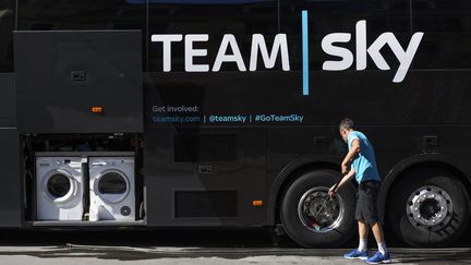 Le bus de la Team Sky lors du Tour de France 2016, le 19 juillet 2016. (FABRICE COFFRINI / AFP)