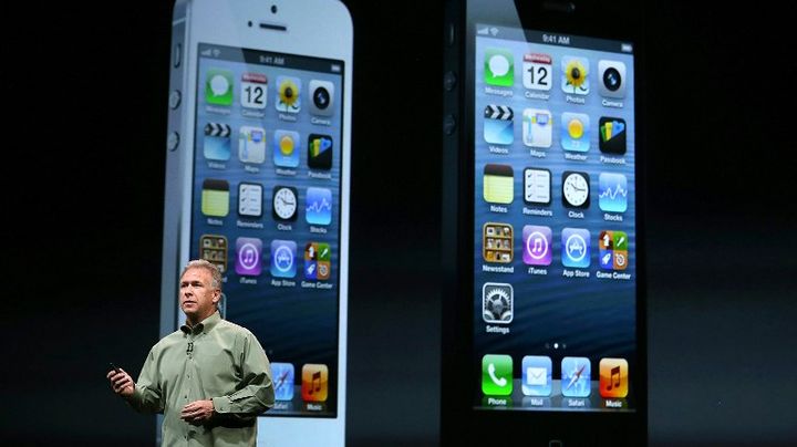 L'iPhone 5 pr&eacute;sent&eacute; en version blanche et noire, le 12 septembre 2012 &agrave; San Francisco (Californie, Etats-Unis). (JUSTIN SULLIVAN / GETTY IMAGES / AFP)