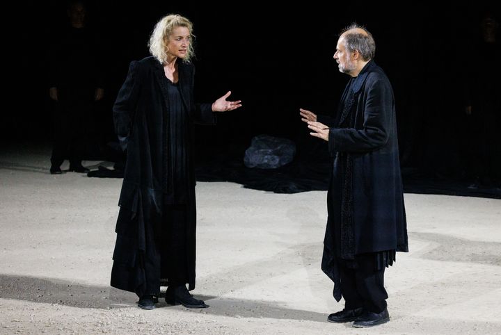 Elsa Lepoivre et Denis Podalydès de la troupe permanente de la Comédie Française lors de "Hécube, pas Hécube" mis en scène par Tiago Rodrigues, avant le début du 78e Festival d'Avignon, à la Carrière de Boulbon. (CLEMENT MAHOUDEAU / AFP)