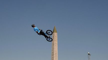 Effet d'optique. L'Argentin Jose Torres Gil flirte avec l'obélisque de la Concorde lors de l'épreuve de BMX freestyle, le 26 juillet 2024. (JEFF PACHOUD / AFP)