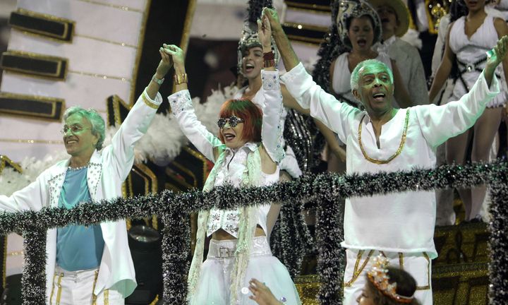 Caetano Veloso (gauche) et Gilberto Gil (droite) ensemble, lors de la parade de l'école de samba "Aguia de Ouro" à Sao Paulo en février 2012. Au milieu : Rita Lee.
 (Andre Penner/AP/SIPA)