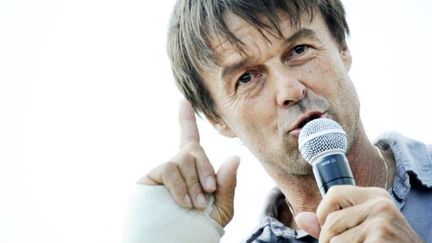 Nicolas Hulot discute avec les militants d'EELV lors du premier congrès d'EELV à La Rochelle, le 4 juin 2011. (AFP - Jean-Pierre Muller)