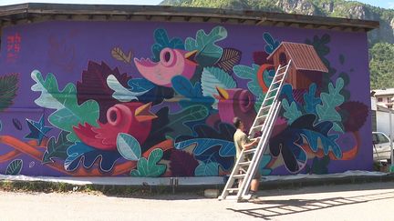 L'artiste lyonnais Abys2Fly s'est attaqué au mur du 87,chemin des écoles à Moûtiers Une fresque autour de la nature qui se marie avec les montagnes environnantes. (D. Semet / France Télévisions)