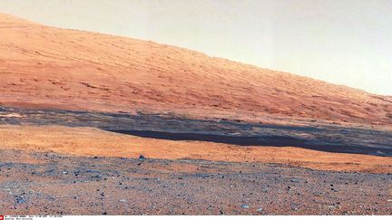 Ce cliché, publié le 27 août 2012 par la Nasa, montre le mont Sharp, sur Mars. Cette montagne est située à proximité du lieu où l'astromobile Curiosity&nbsp;s'est posé le 6 août. Ce robot a entamé depuis une exploration de la planète rouge, dont il envoie régulièrement des photos. (NASA / AP / SIPA)