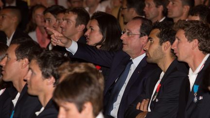 Fran&ccedil;ois Hollande regarde le match France-Honduras avec des m&eacute;daill&eacute;s&nbsp;fran&ccedil;ais des Jeux olympiques et paralympiques d'hiver de Sotchi, le 15 juin 2014, &agrave; l'Elys&eacute;e, &agrave; Paris. (MAXPPP)