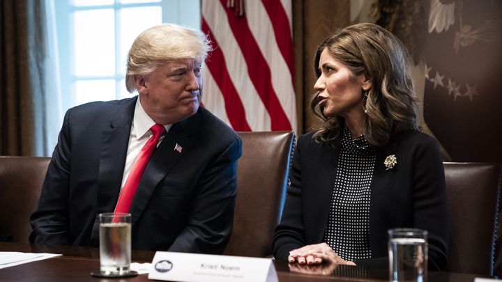 Le président américain élu, Donald Trump, et la future secrétaire à la Sécurité intérieure, Kristi Noem, à la Maison blanche, à Washington (Etats-Unis), le 13 décembre 2018. (THE WASHINGTON POST / GETTY IMAGES)