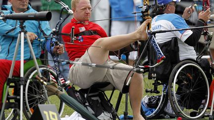 L'archer am&eacute;ricain Matt Stutzman lors de l'&eacute;preuve individuelle de tir &agrave; l'arc, le 30 ao&ucirc;t 2012. (IAN KINGTON / AFP)