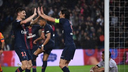 Thomas Meunier et Edinson Cavani célèbrent leur victoire face à Dijon au Parc des Princes à Paris, le 18 mai 2019. (ANNE-CHRISTINE POUJOULAT / AFP)