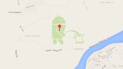 La mascotte d'Android, un petit robot vert, qui urine sur une pomme croqu&eacute;e, le logo d'Apple, sur Google maps, le 24 avril 2014. ( GOOGLE MAPS)