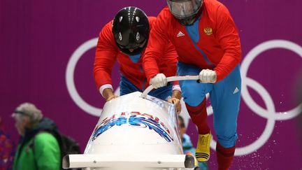 Une &eacute;quipe russe s'entra&icirc;ne au bobsleigh, le 13 f&eacute;vrier 2014, lors des Jeux olympiques de Sotchi (Russie). (VASILY PONOMAREV / AFP)