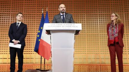 Le Premier ministre Edouard Philippe, entouré par le ministre de l'Action et des Comptes publics Gérald Darmanin et de la ministre de la Justice Nicole Belloubet, lundi 17 février à Bercy. (LUDOVIC MARIN / AFP)