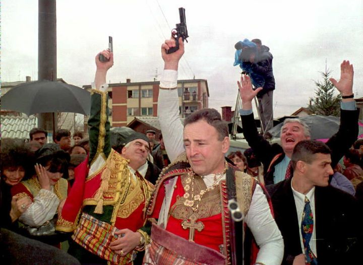 Arkan (au premier plan, au centre) lors de son mariage, à Zitoradja, au nord de Belgrade (Serbie), le 19 février 1995.&nbsp; (MILOS VUKADINOVIC / AFP)